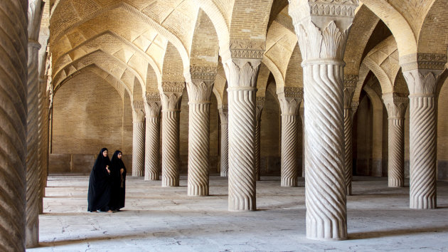 Vrouwen in 'chador' in de Vakil Moskee