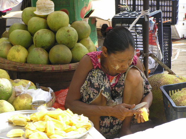 Dame op de markt in Yangon