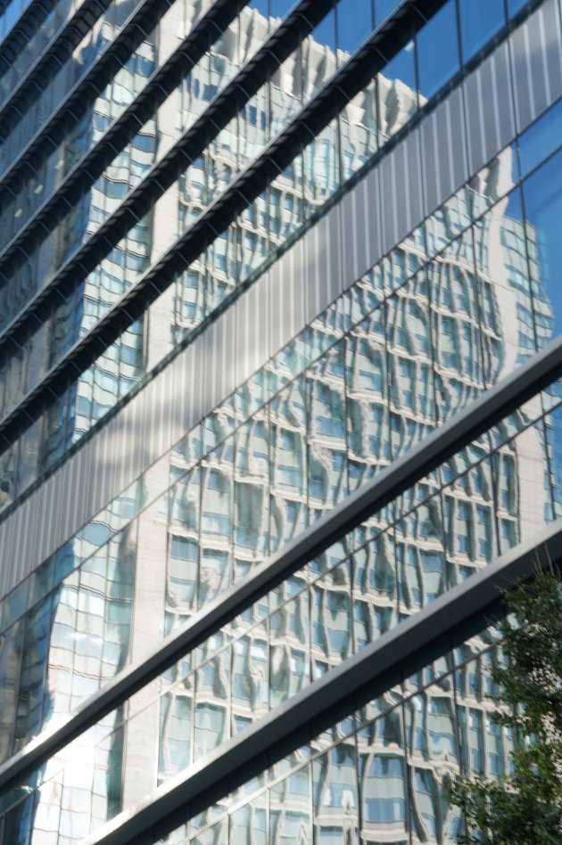 Stadsgezicht Tokio,weerspiegelende gebouwen