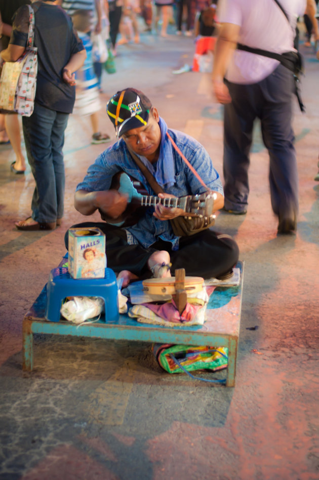 Blinde Thai speelt op Muziekinstrument tijdens de Sunday Market in Chiang Mai