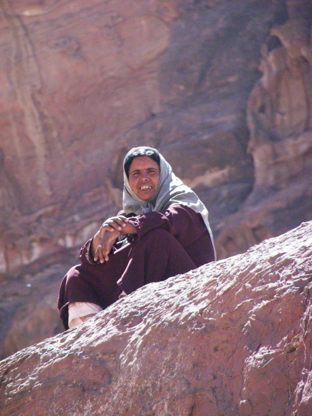 bedoeinen vrouw in Petra