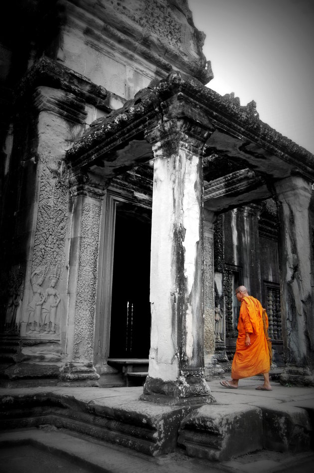 Monnik in het tempelcomplex van Angkor Wat