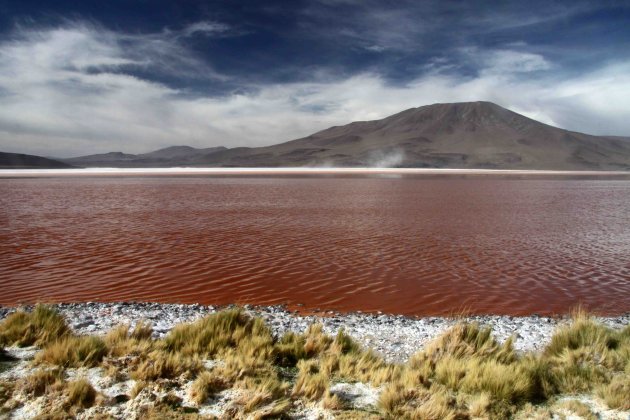 Rood meer in de hooglanden van Chili