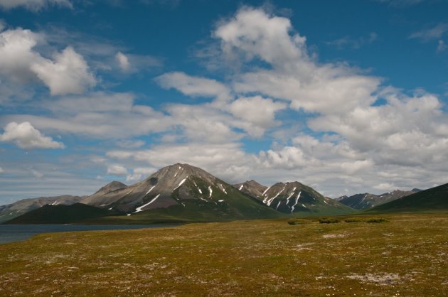 De uitgestrektheid en bergen van Kamchatka