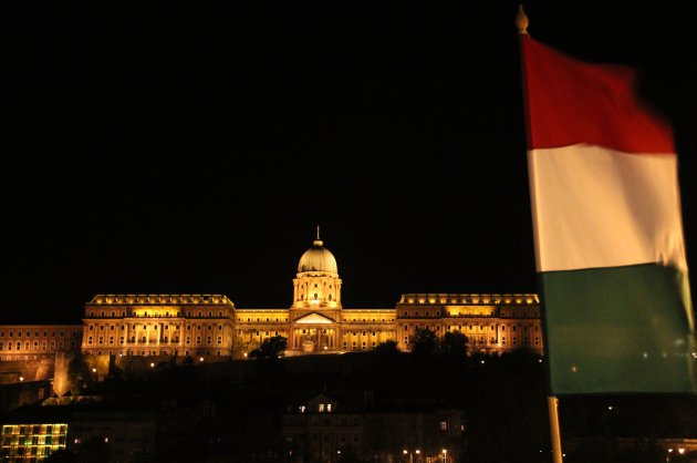 de vlag uit voor Boedapest