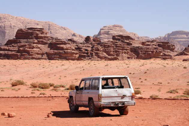Verlaten auto in de woestijn