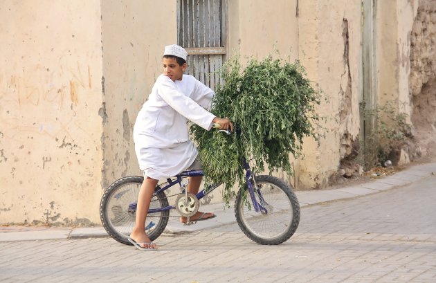 Omani boy op de fiets