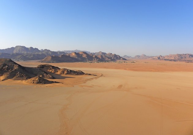 Zweven boven de woestijn