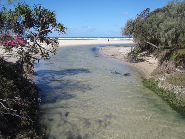 Rivier loopt dood op strand Fraser Island