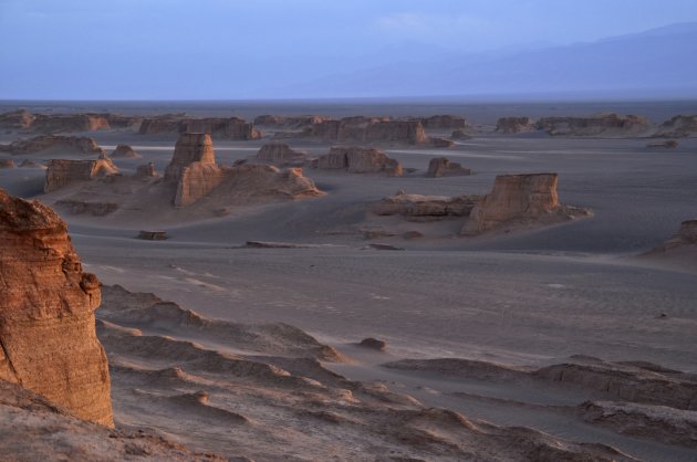 Kalut woestijn bij zonsondergang