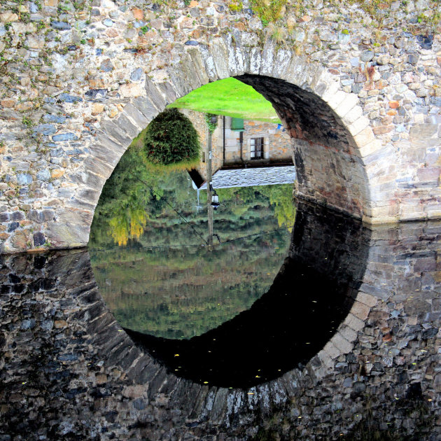 weerspiegeling van oud bruggetje