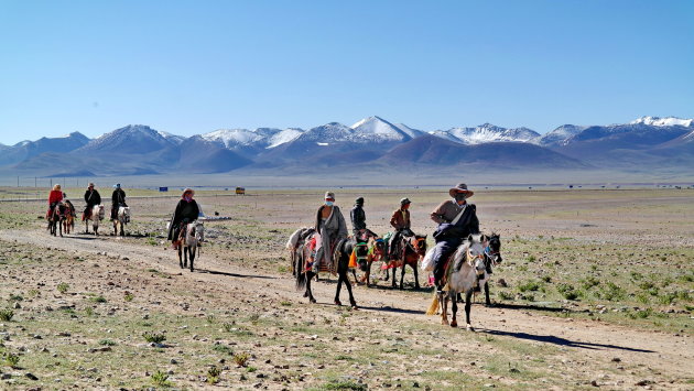 Namtso Lake. tibetanen op paardjes