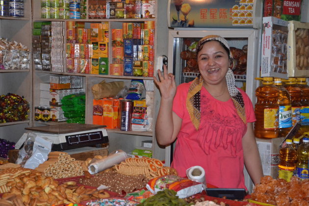 Kirgizische vrouw op lokale markt