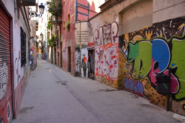 Uitgestorven straat in de wijk Carmen in Valencia
