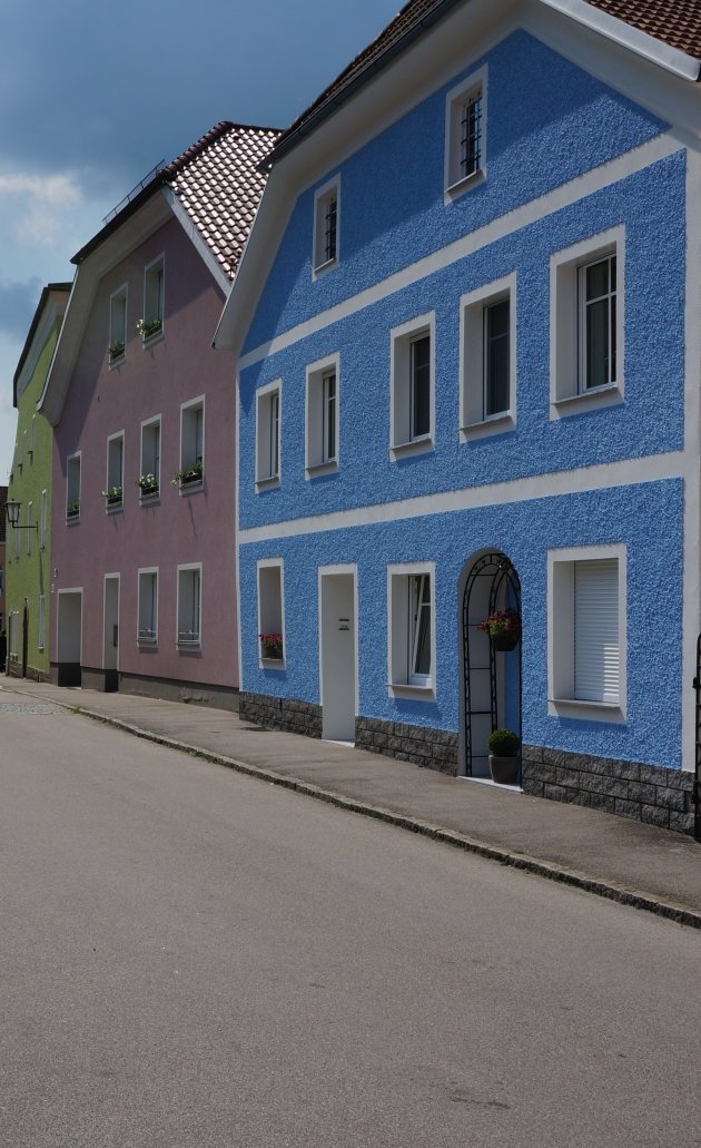 Gkleurde huizen aan de Donau
