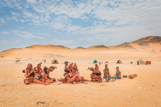 Himba's in de woestijn