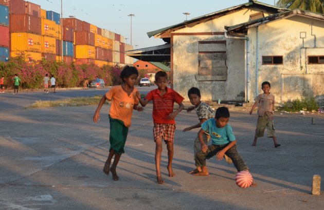 Groepje kinderen spelen voetbal