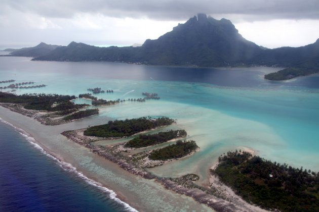 Bora Bora tijdens regenseizoen vanuit de lucht