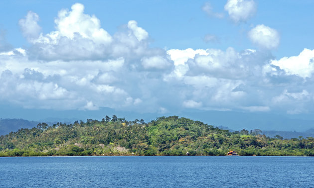 Panama, zeilen op zoek naar luiaards, koralen en dolfijnen