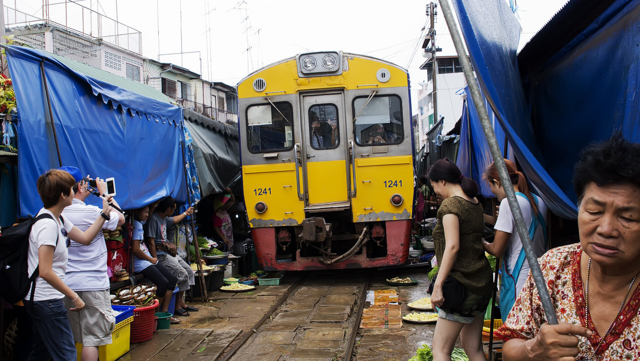 Train Market Meaklong