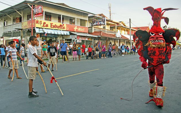 Vier carnaval met diablo's op Bocas del Toro