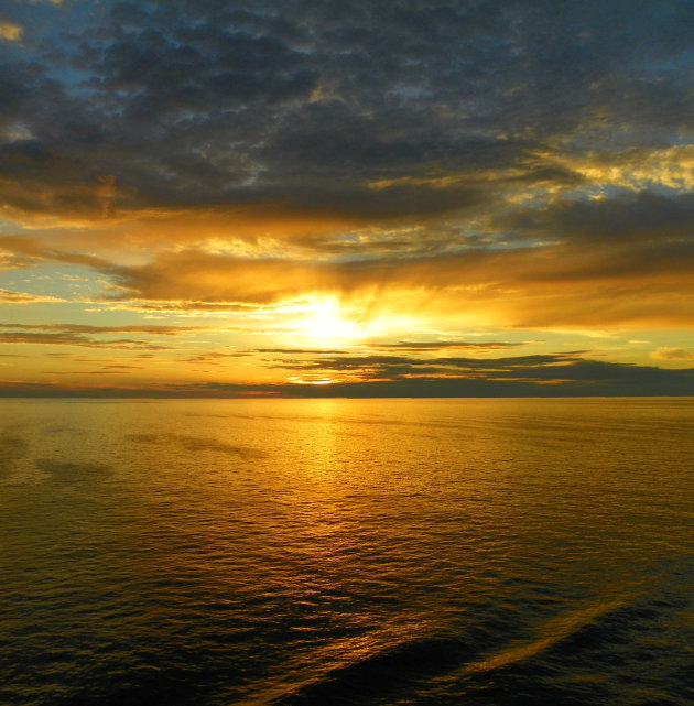 Waar kun je de zon het best in de zee zien zakken dan op zee zelf?