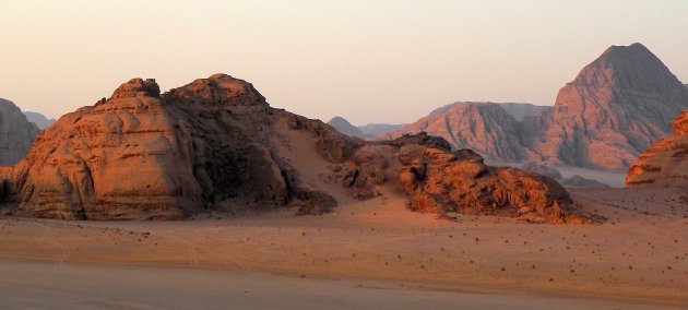 De avond valt boven Wadi Rum