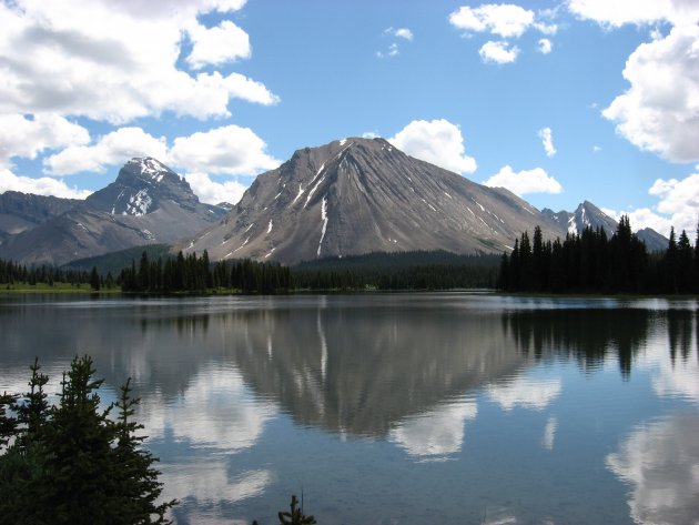 spiegeling bergen in Banff National Park