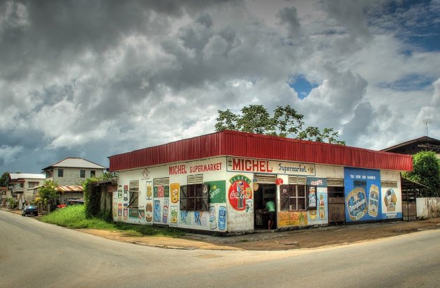 Buurt supermarkt in Paramaribo