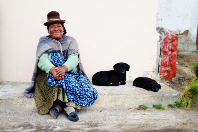 Inheemse vrouw met haar honden