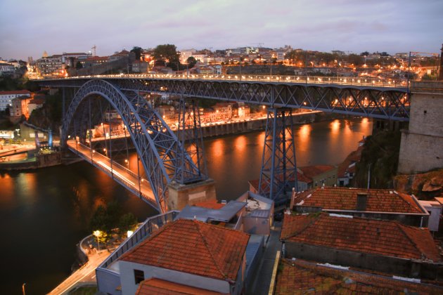 blik op de brug in Porto
