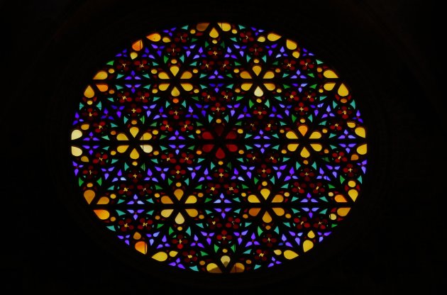 Roosvenster in kathedraal La Seu met prachtige kleuren en lichtval