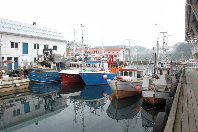 Haven van Honningsvåg met gekleurde vissersboten