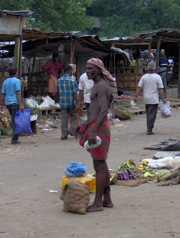 Man op markt in volkswijk Pettah