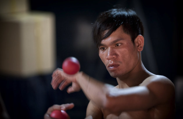 Cambodjaanse jongleur in  het circus Phare