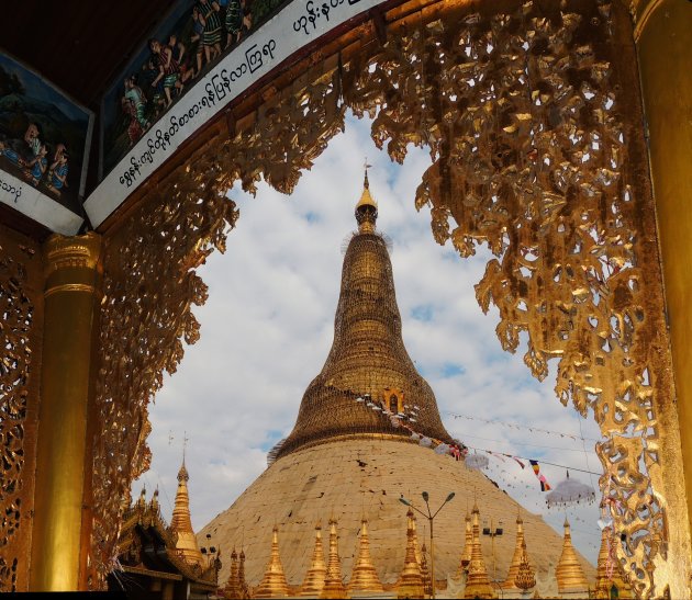 Shwedagon in de steigers. 
