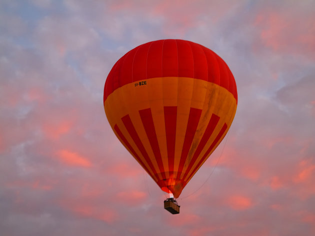 Luchtballontocht bij zonsopkomst