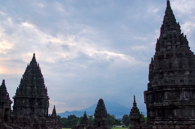 Prambanan met de Merapi op de achtergrond