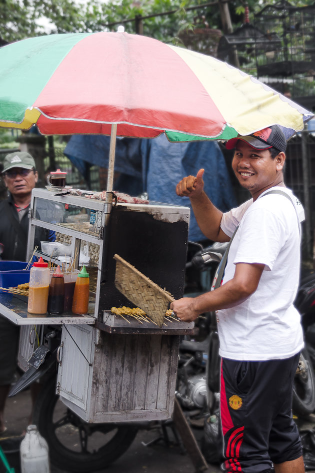 Sateh verkoper op de vogeltjesmarkt in Malang