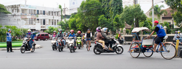 Dynamiek op een kruispunt in Malang