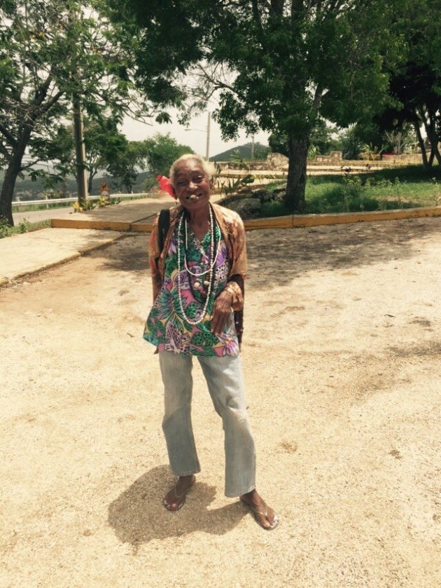 92 jarige Cubaanse kettingverkoopster