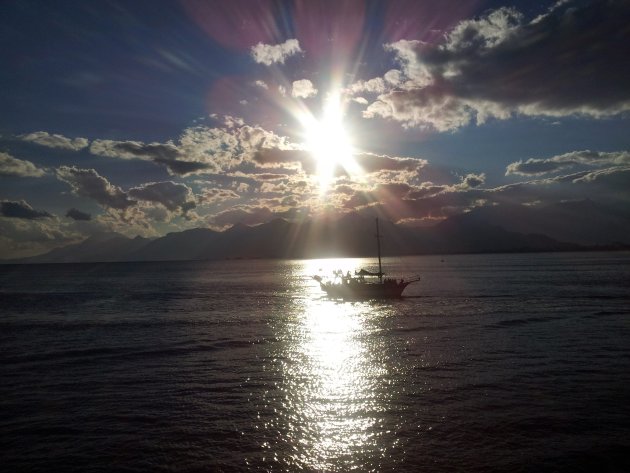 zeilboot bij ondergaande zon