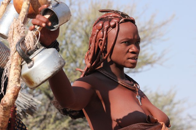 Himba dame tussen de potten en pannen