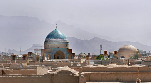 Windtorens en een mausoleum in de woestijnstad Yazd