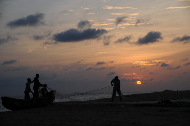 Vissers op het strand van Cotonou