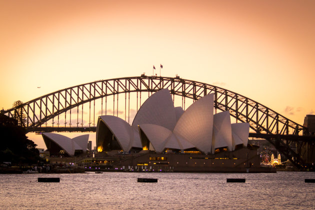 zonsondergang over the opera house en the harbour bridge in Sydney