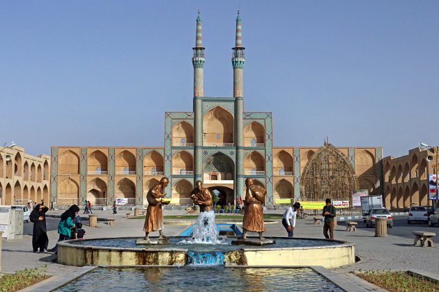 Verkoeling in de fontein van het Amir Chaqmaq plein