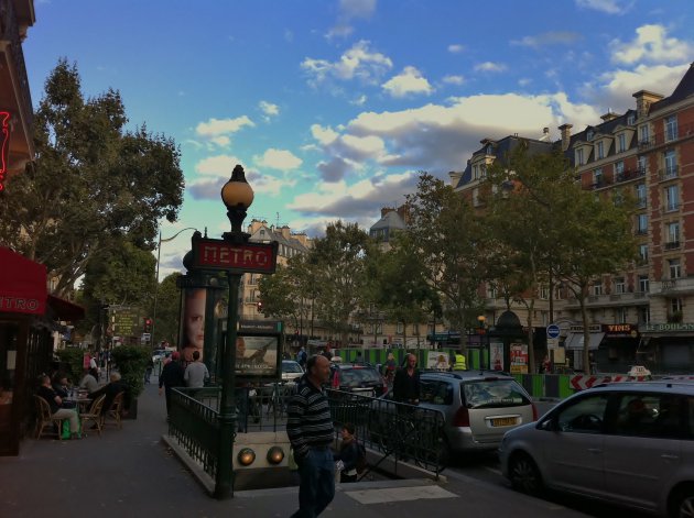 Typisch straatbeeld in Parijs
