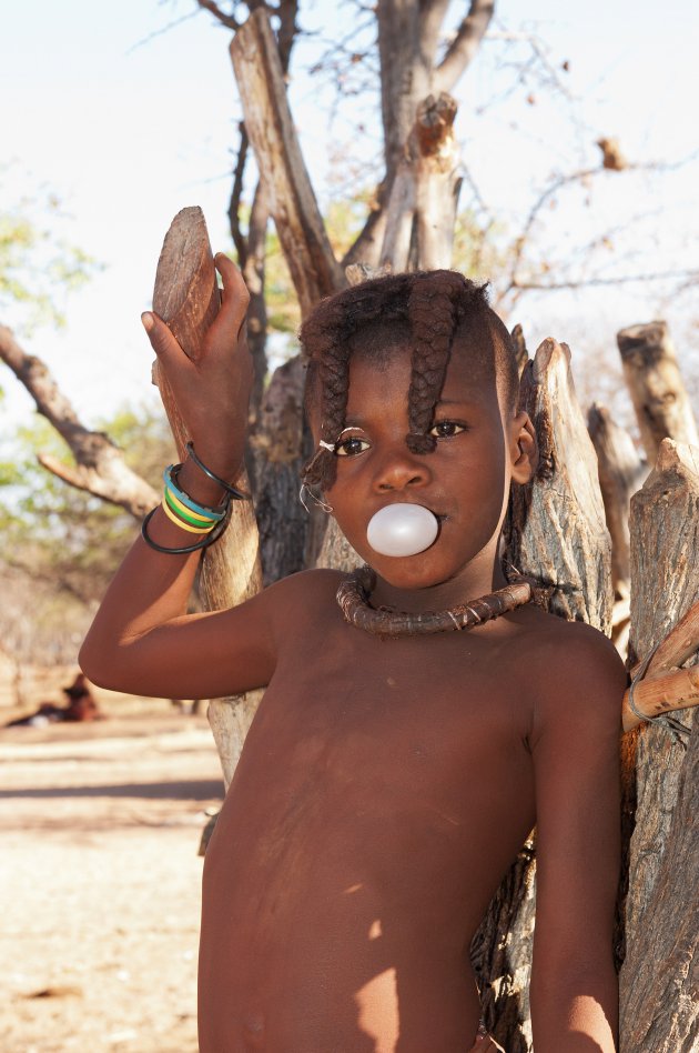 Himbajongen met kauwgom