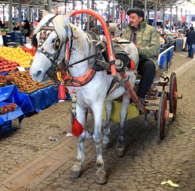 Aanvoer voor de markt per paard en wagen